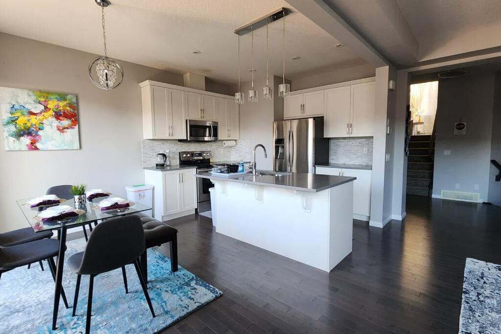 Cozy Near Airport * Calgary